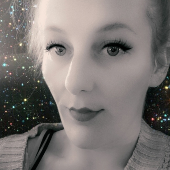 Meet your Posher, Danielle - Picture 1 of 3